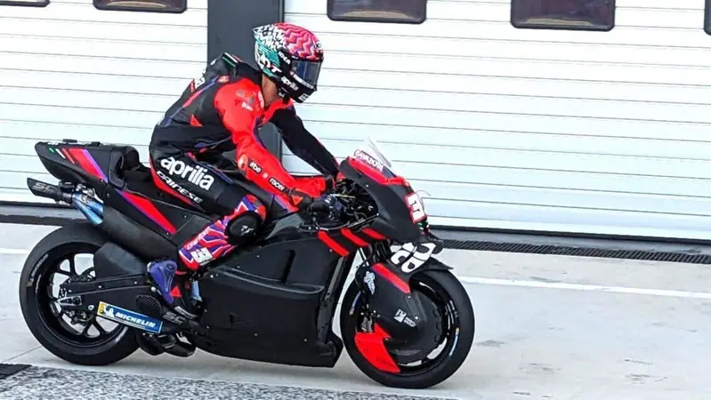 MotoGP 2023. L'ultima dell'Aprilia: il telaio in carbonio! Lo sta provando Lorenzo Savadori