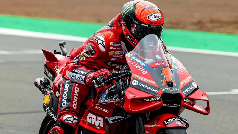 MotoGP 2023. GP della Gran Bretagna a Silverstone. Pecco Bagnaia: "Aleix Espargaro e Maverick Vinales hanno fatto tre time attack, dando per scontato che domani piova" [VIDEO]