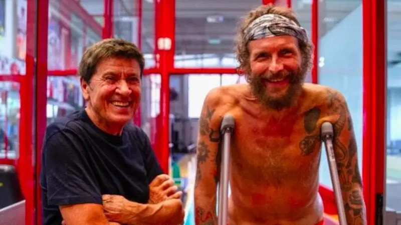 [VIDEO] Jovanotti torna finalmente in Italia dopo l'incidente in bicicletta a Santo Domingo