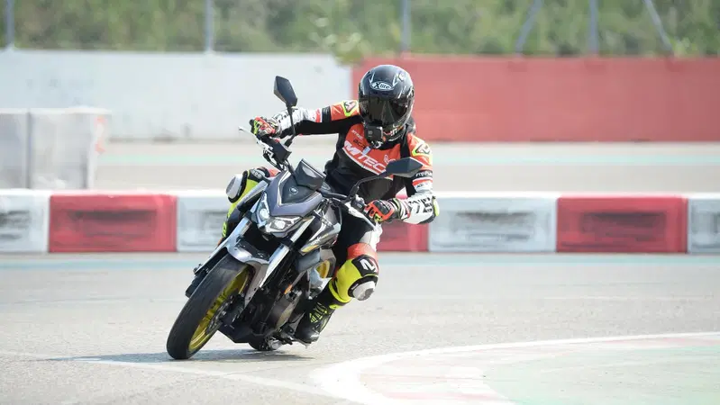 QJ Motor SRK 400: l'abbiamo provata tra i cordoli del Misanino [VIDEO]