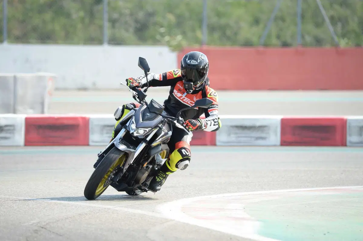 QJ Motor SRK 400: l'abbiamo provata tra i cordoli del Misanino [VIDEO]