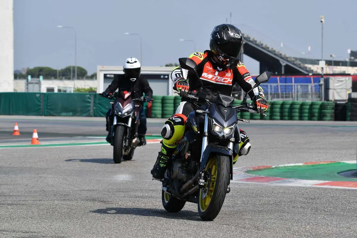 QJ Motor SRK 400: l'abbiamo provata tra i cordoli del Misanino [VIDEO] (2)
