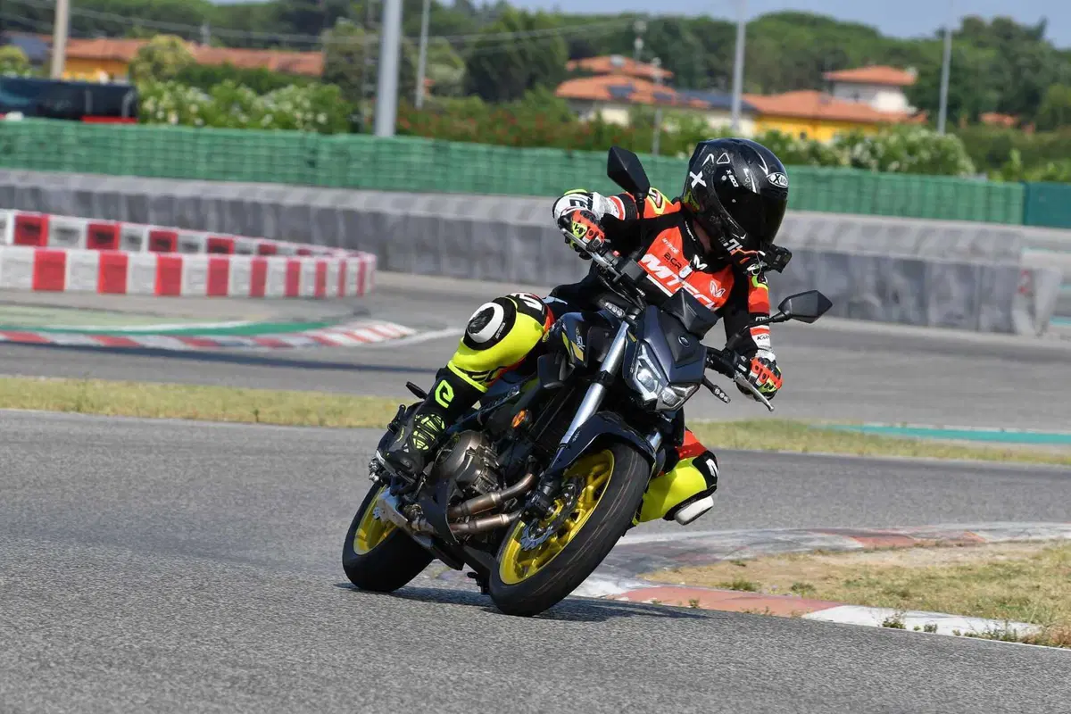 QJ Motor SRK 400: l'abbiamo provata tra i cordoli del Misanino [VIDEO] (3)