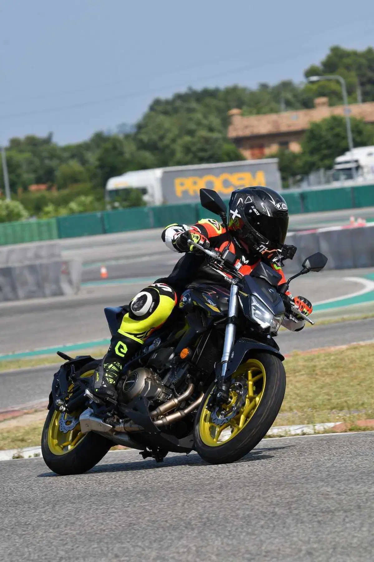 QJ Motor SRK 400: l'abbiamo provata tra i cordoli del Misanino [VIDEO] (4)