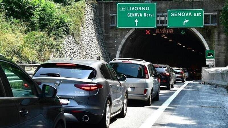 Genova, Incidente mortale in A12: motociclista travolto da un pullman. Autostrada bloccata per ore 