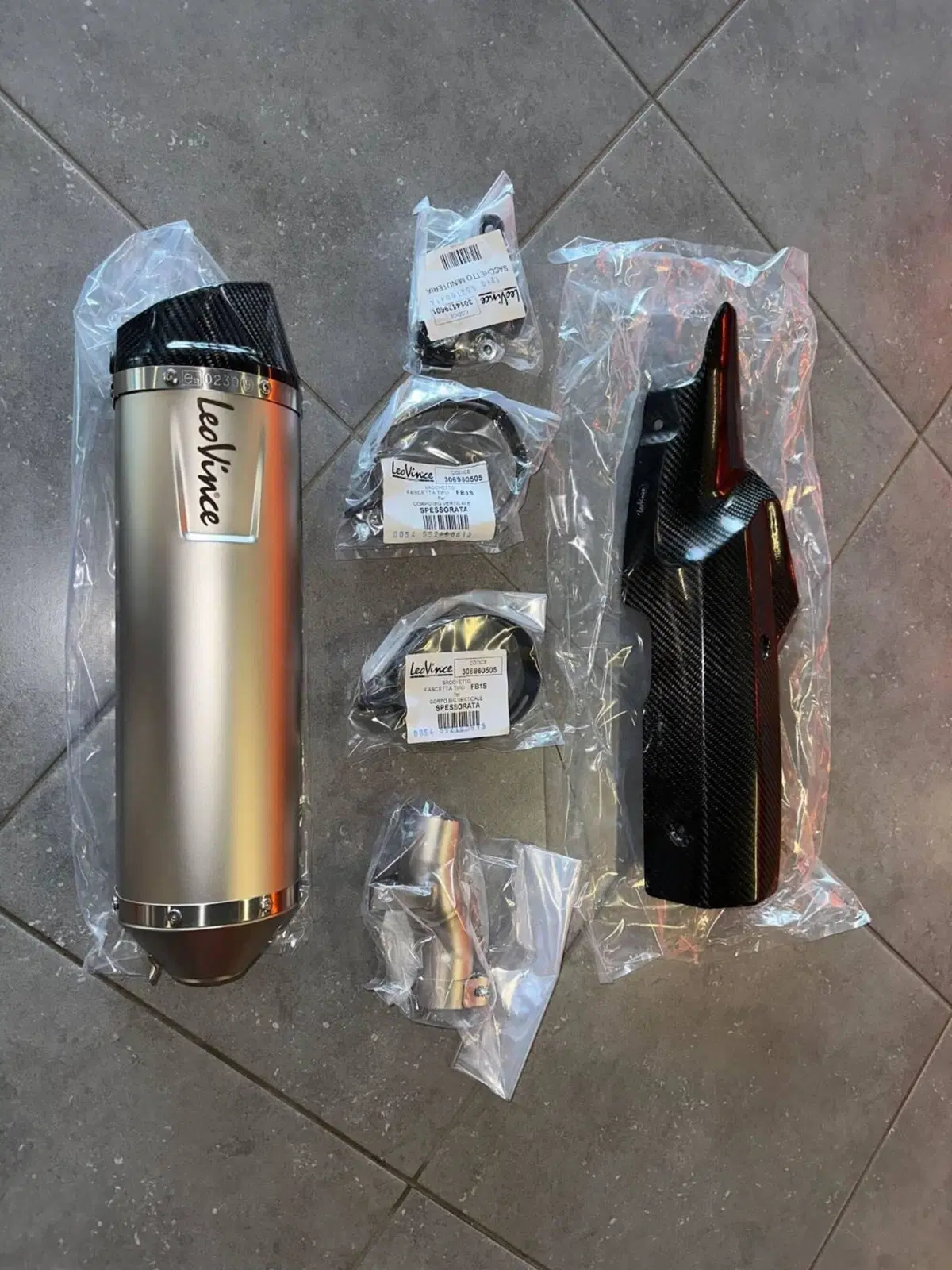 TERMINALE LV ONE EVO INOX CARBONIO AFRICA TWIN 201 Leovince (2)