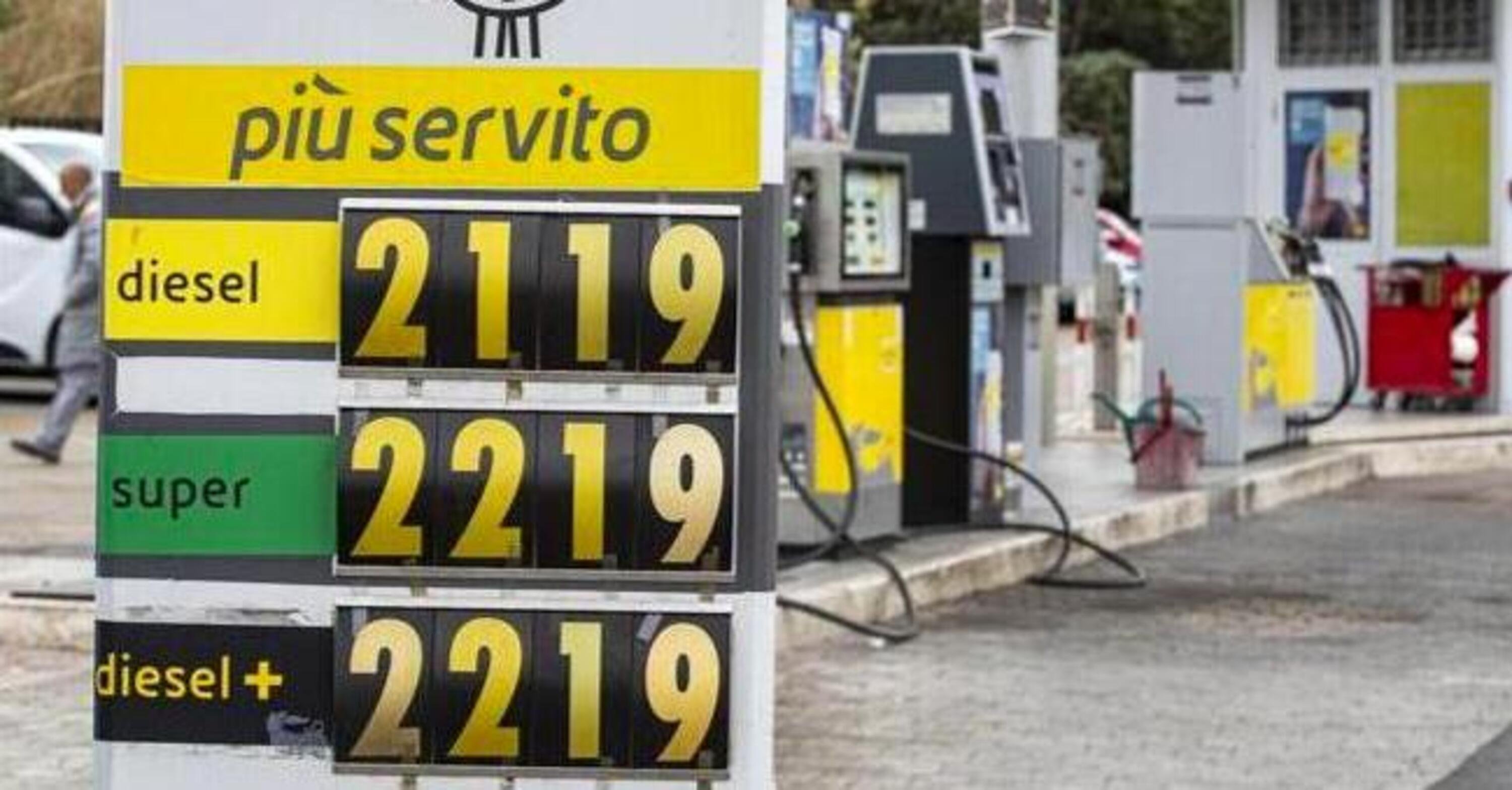 Carburanti, benzina ai massimi da un anno. Il prezzo crescer&agrave; ancora?