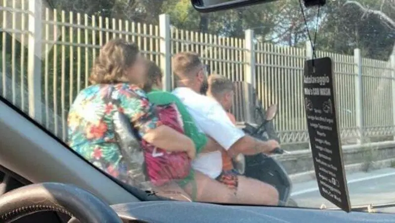 Napoli. Viaggiano in quattro sullo scooter, tutti senza casco