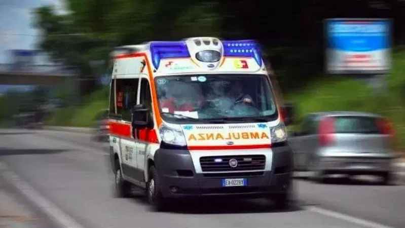 Roma. Fa un incidente in moto: poi chiama l'amico per nascondere il mezzo, che picchia i medici e sfascia l'ambulanza
