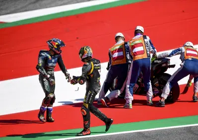 MotoGP 2023. GP Austria. La notizia in prima fila: sportellate, contatti, cadute: per Spencer è tutto ok [VIDEO]