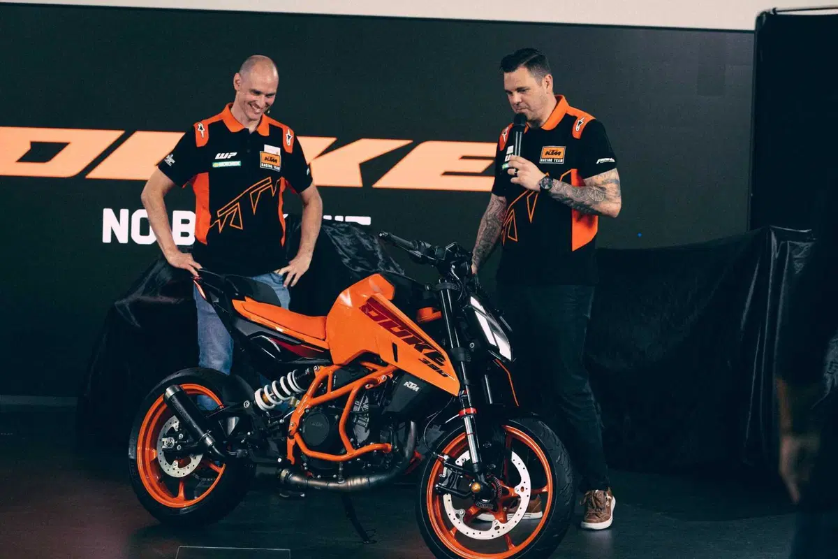 KTM presenta la 390 Duke 2024. Cambia, in tutto [VIDEO & GALLERY]