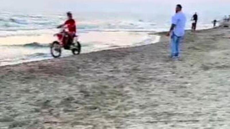 [VIDEO] Con le moto da cross sulle spiagge del litorale Domitio