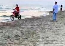 [VIDEO] Con le moto da cross sulle spiagge del litorale Domitio