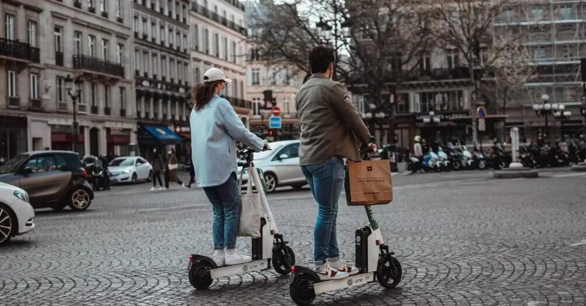 Parigi dice addio ai monopattini elettrici in sharing. Ma dove finiranno?