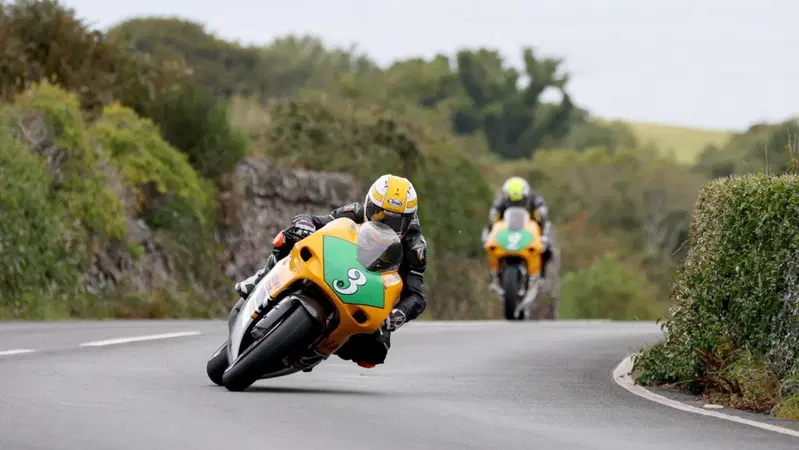 Manx GP, colpo di scena nella Lightweight: Dunlop si ritira, vince Brown sulla Yamaha TZ250