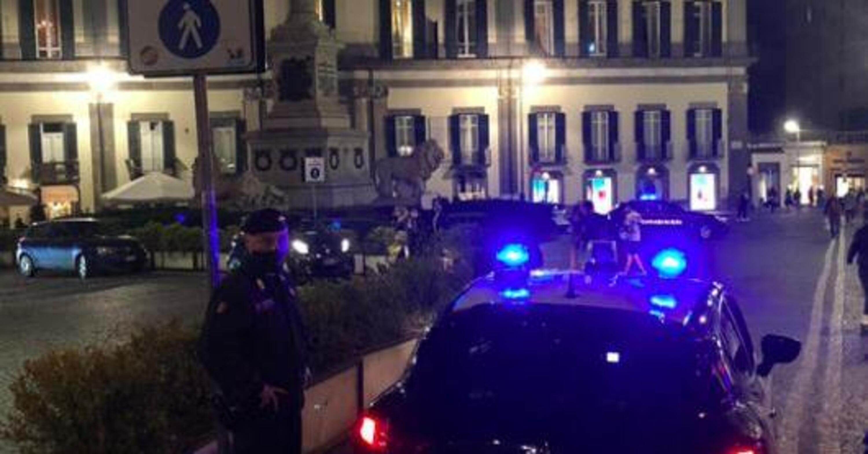 Napoli. Senza casco e senza controllo: scooteristi aggrediscono i carabinieri dopo la multa