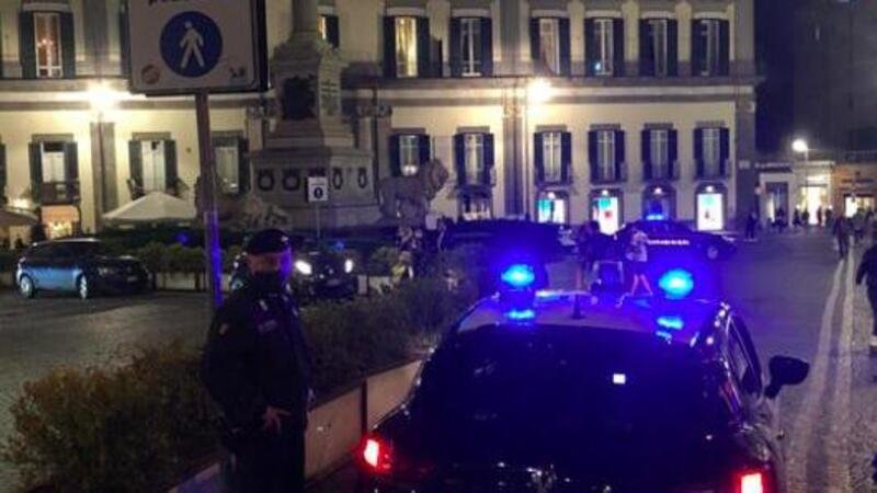 Napoli. Senza casco e senza controllo: scooteristi aggrediscono i carabinieri dopo la multa