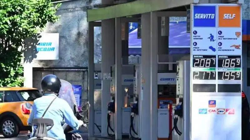 Caro carburanti. Taglio delle accise? No, il governo propone la Social Card: ecco cos'&egrave;