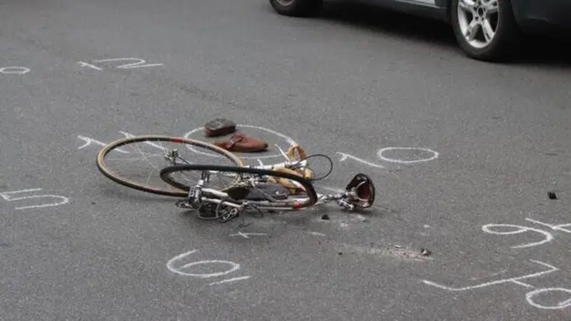 Milano. Incidente mortale in Porta Romana: camion travolge ciclista 28enne
