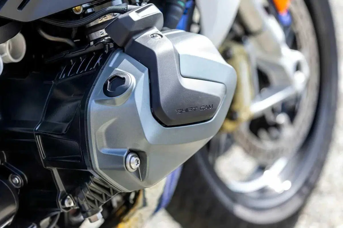 BMW R 1250 Rs vs Moto Guzzi V100 Mandello S: il Granturismo a modo mio!