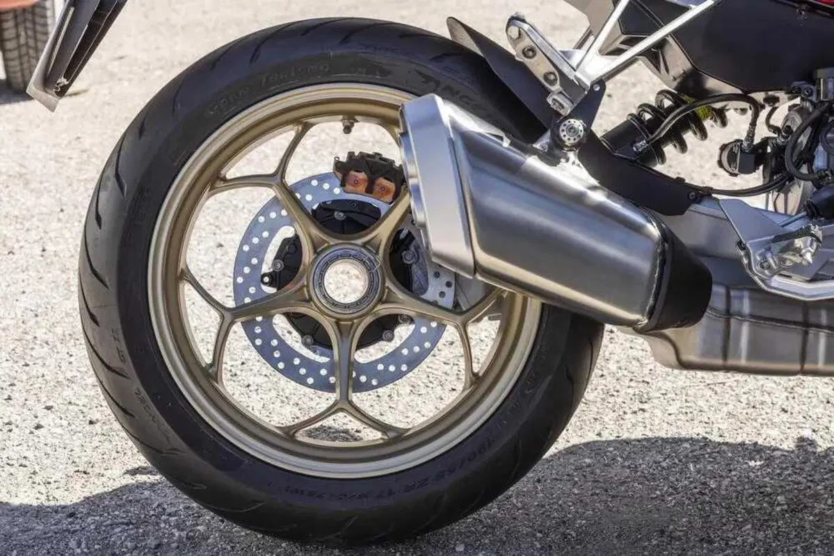 BMW R 1250 Rs vs Moto Guzzi V100 Mandello S: il Granturismo a modo mio! (2)