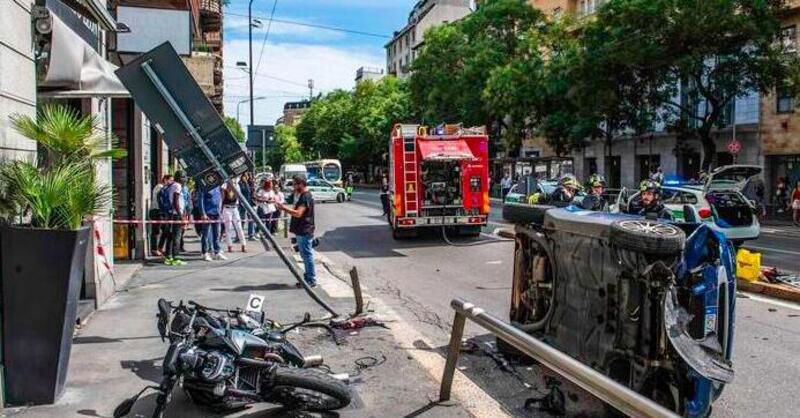 Incidente a Milano. Auto si ribalta e fa cascare un palo su una ciclista: codice rosso