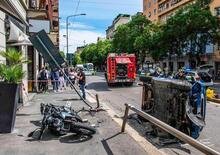 Incidente a Milano. Auto si ribalta e fa cascare un palo su una ciclista: codice rosso