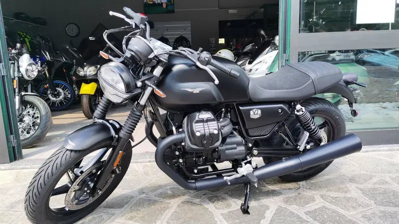 Moto Guzzi V7 Stone (2021 - 24)