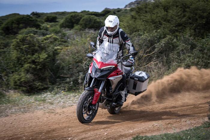 La Multistrada V4 Rally durante il nostro test in Sardegna