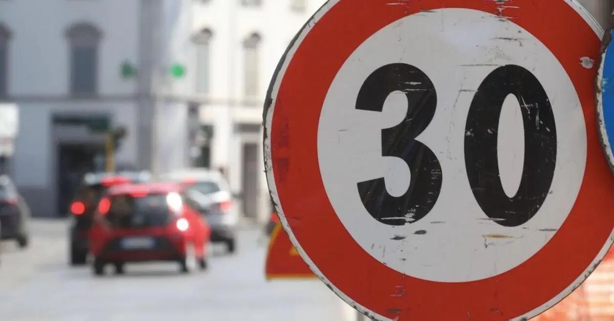 Traffico a 30 km/h nelle grandi citt&agrave;: &egrave; questa la strada giusta? L'indagine di Moto.it