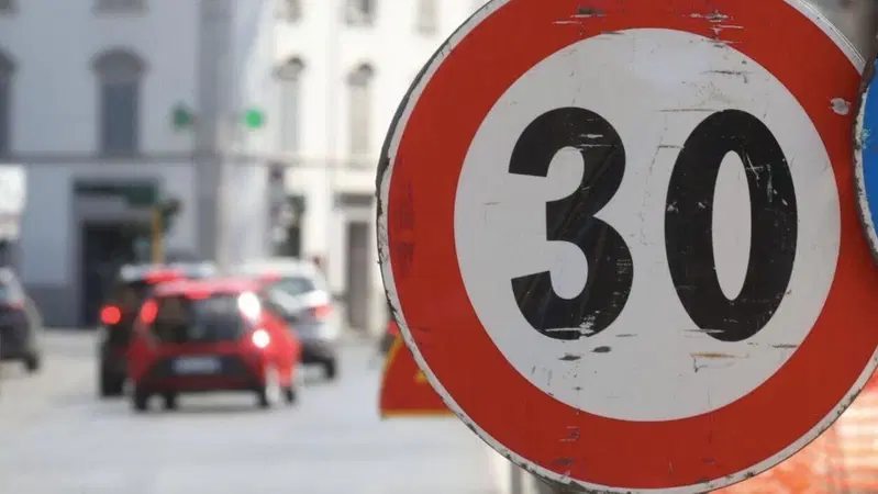Traffico a 30 km/h nelle grandi citt&agrave;: &egrave; questa la strada giusta? L'indagine di Moto.it
