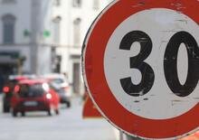 Traffico a 30 km/h nelle grandi città: è questa la strada giusta? L'indagine di Moto.it