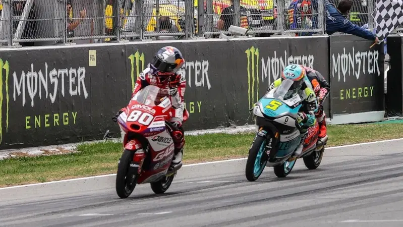 MotoGP 2023. GP di Catalogna. Moto3: altra vittoria del ragazzino David Alonso: "Sono stato intelligente nell'ultimo giro". Primo italiano Stefano Nepa [VIDEO]