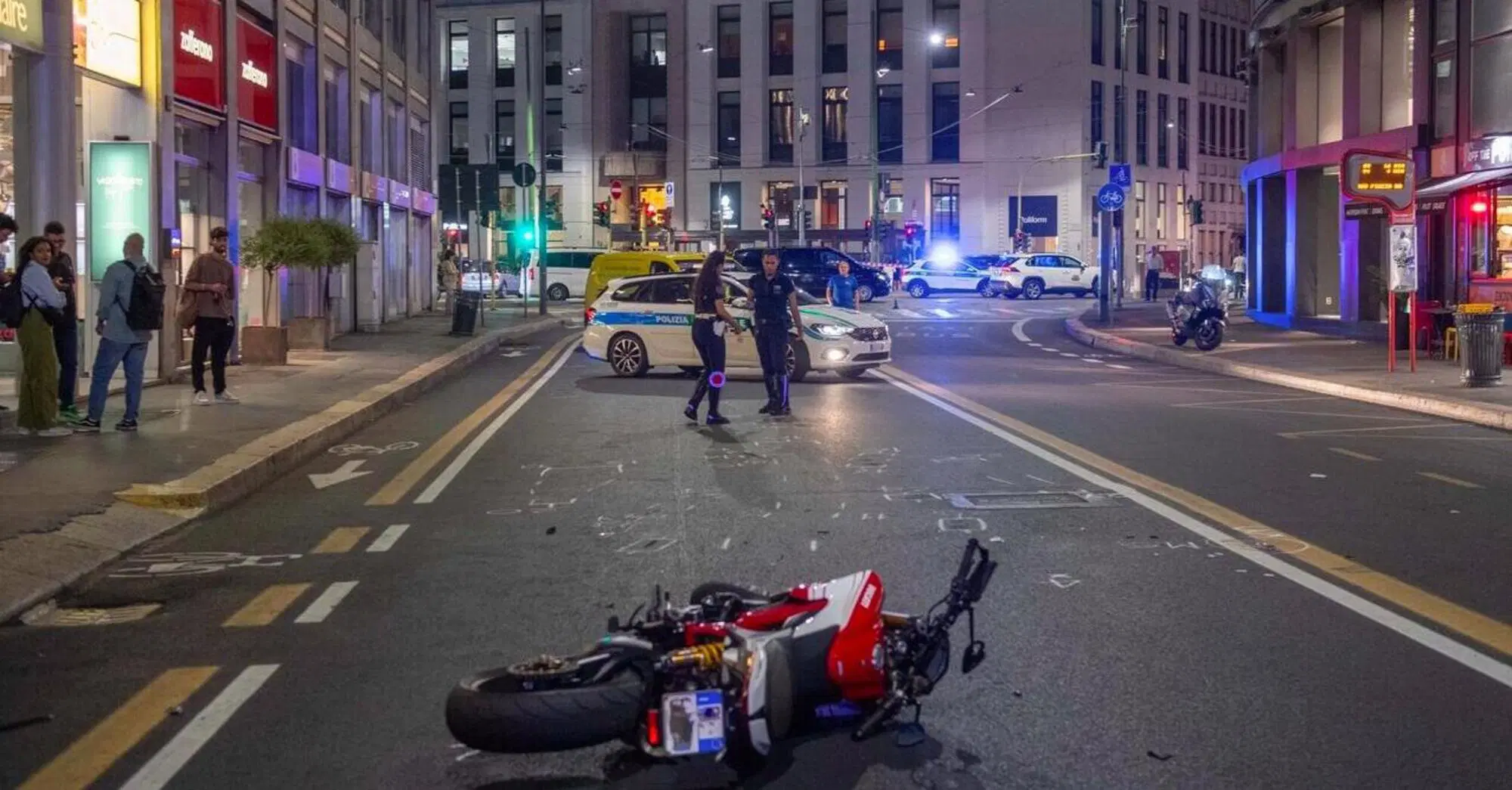 Milano, 26enne travolta da una moto in centro. È grave - News - Moto.it