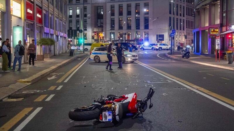 Milano, 26enne travolta da una moto in centro. &Egrave; grave