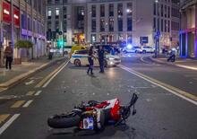 Milano, 26enne travolta da una moto in centro. È grave