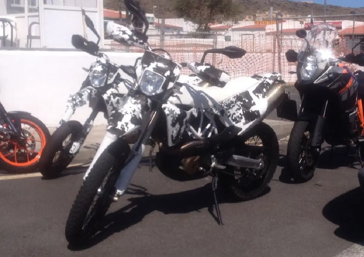 Foto spia: Husqvarna 701 ed Enduro 690 in test (2)