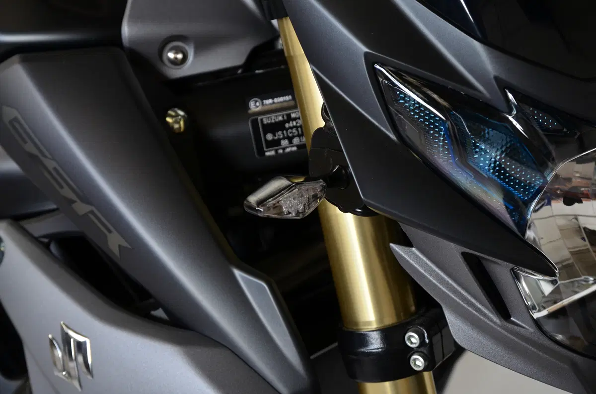 Suzuki, nuova GSR 750SP (13)