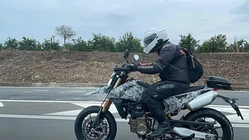 Beccata su strada una misteriosa monocilindrica. E' una Ducati?