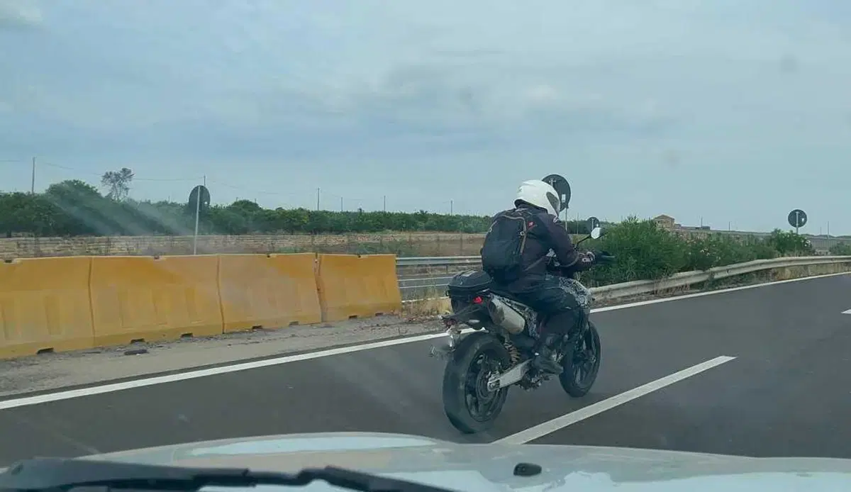 Beccata su strada una misteriosa monocilindrica. E' una Ducati?