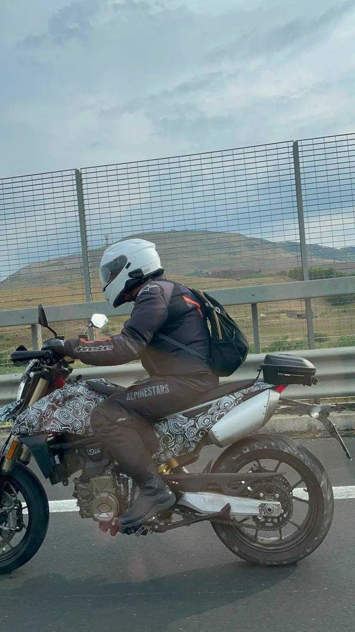 Beccata su strada una misteriosa monocilindrica. E' una Ducati? (2)