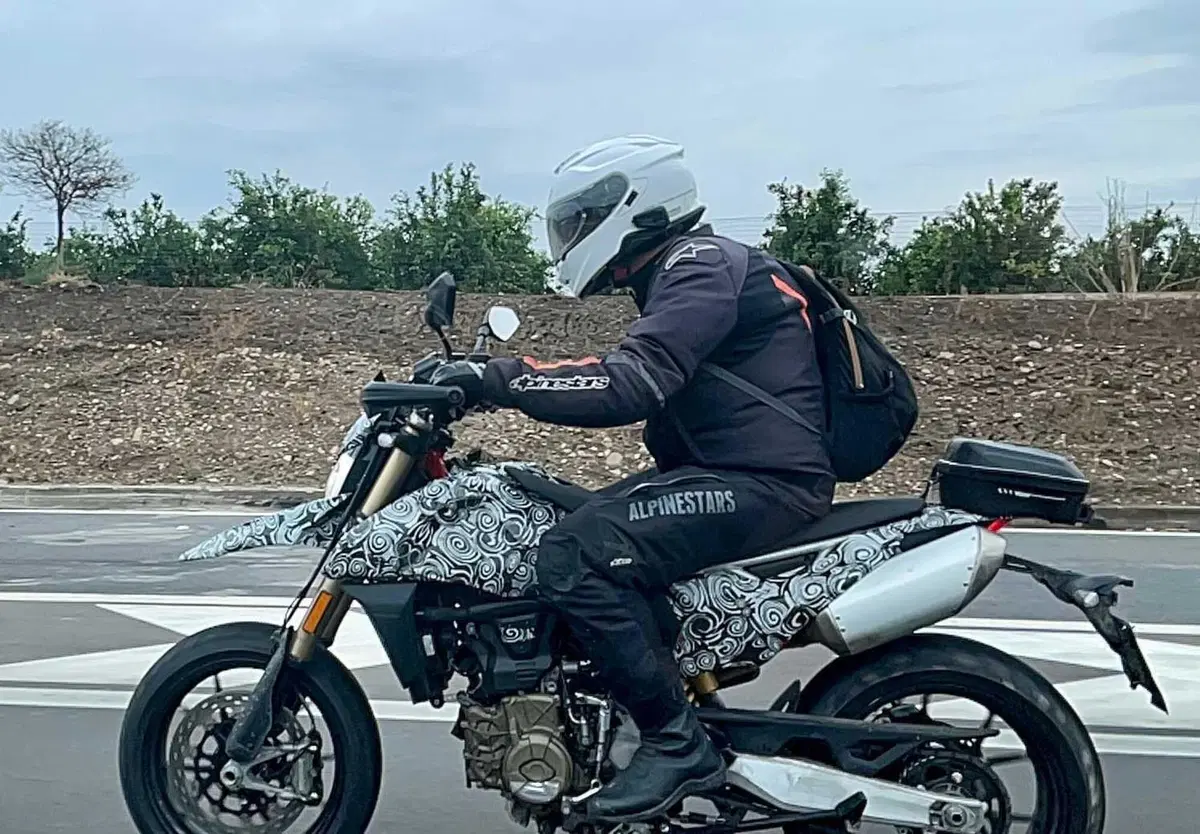 Beccata su strada una misteriosa monocilindrica. E' una Ducati? (3)