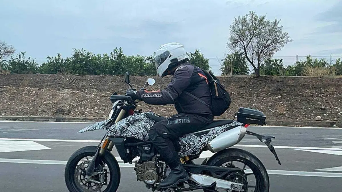 Beccata su strada una misteriosa monocilindrica. E' una Ducati? (4)