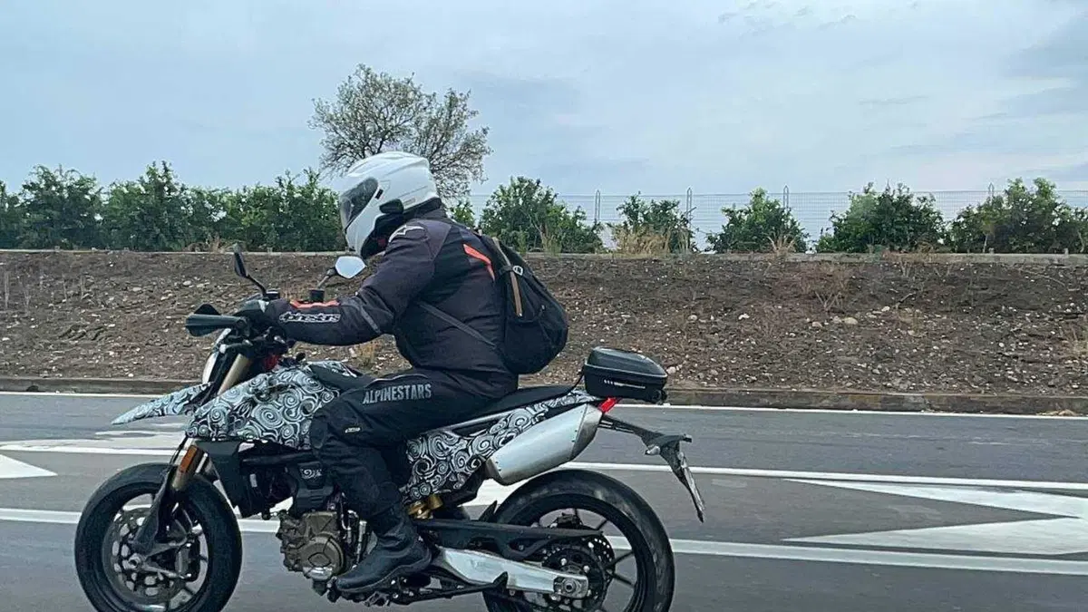 Beccata su strada una misteriosa monocilindrica. E' una Ducati? (5)