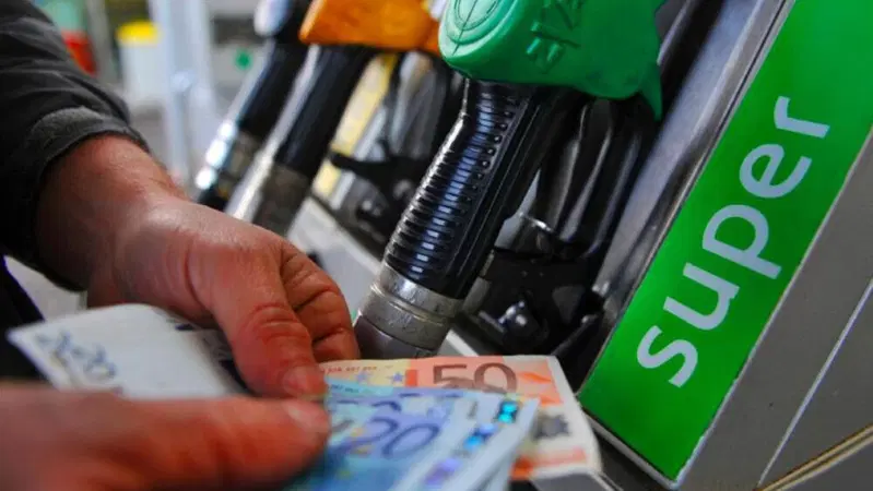 Caro carburanti. Accisa mobile, ridotta o social card? Tutto quello che c'&egrave; da sapere