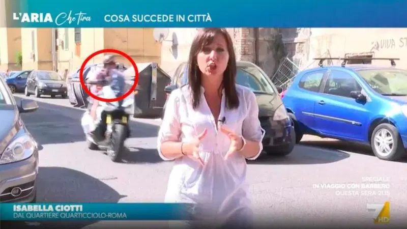 L'aria che tira. Scooter sfiora l'inviata durante la diretta [VIDEO]