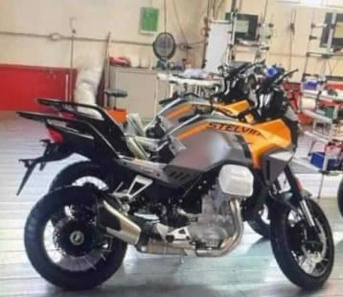 Moto Guzzi V100 Stelvio: le prime foto in azione!