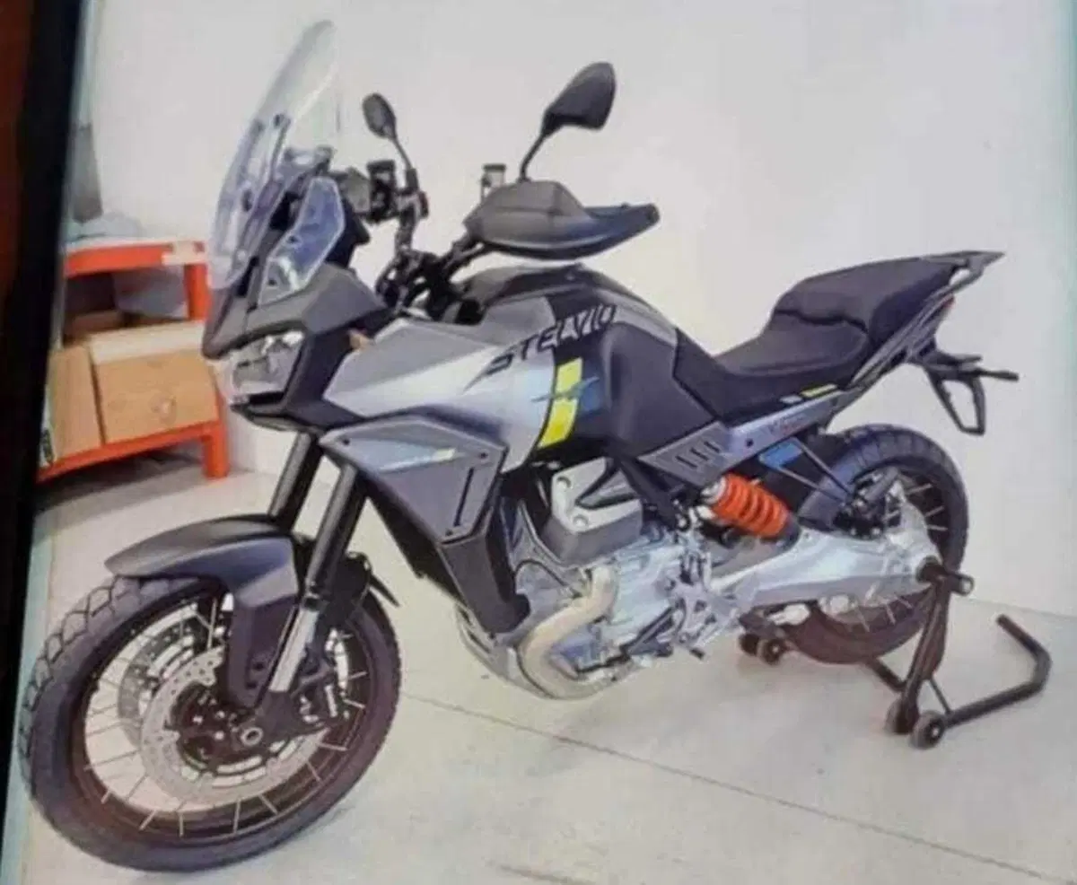Moto Guzzi V100 Stelvio: le prime foto in azione! (2)