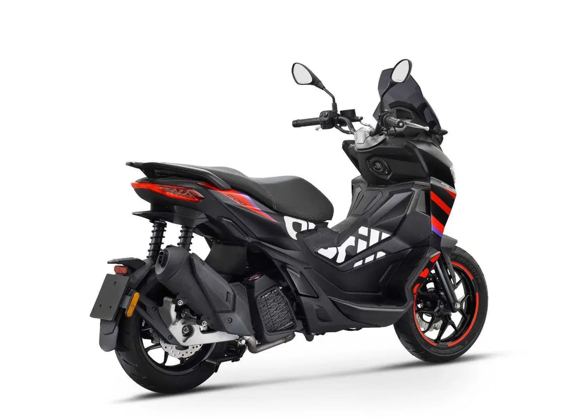 Aprilia SR GT Replica: anima racing per lo scooter di Noale (5)