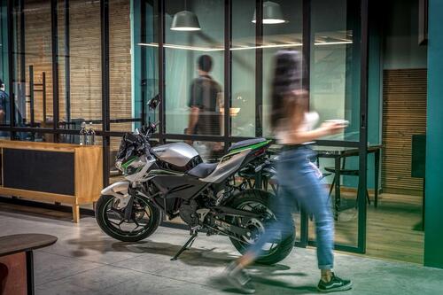 Arrivano le Kawasaki elettriche Z e-1 e Ninja e-1. Qui è dove ve le spieghiamo per bene (3)